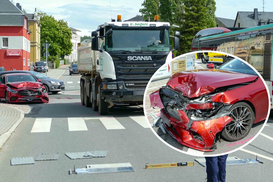 Unfall im Kreisverkehr! Mercedes prallt gegen Lkw