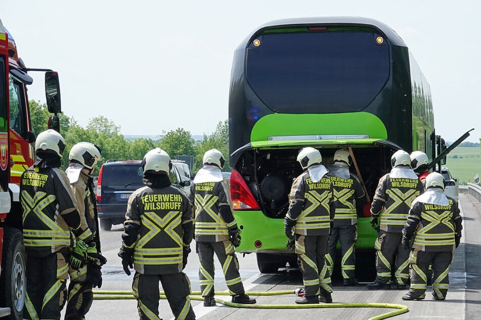 Unfall A4: Motor brennt! Bus aus Kiew bleibt auf A4 liegen, Fahrgäste gestrandet
