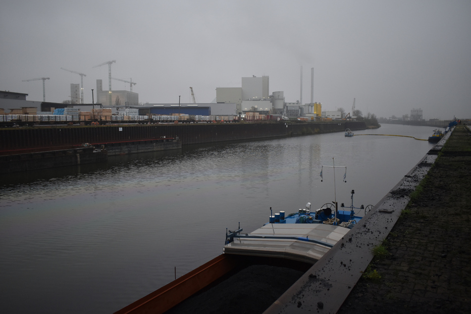Auf der Wasseroberfläche des Magdeburger Zweigkanals musste am gestrigen Dienstag eine ölige Substanz festgestellt werden.