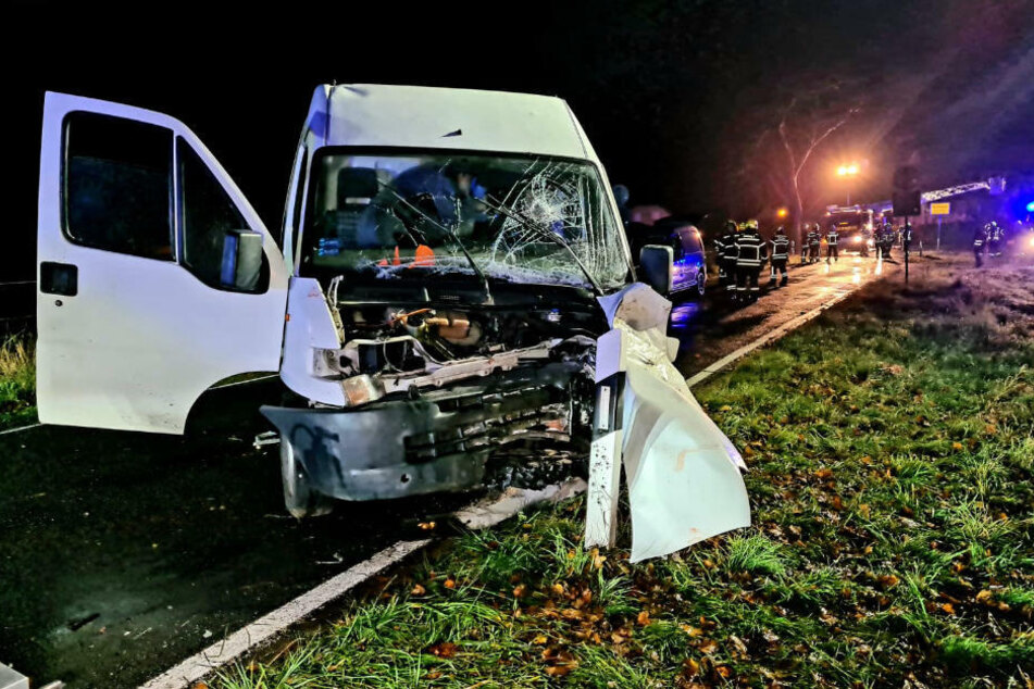 Der völlig zerstörte Transporter steht quer auf der kleinen Verbindungsstraße.