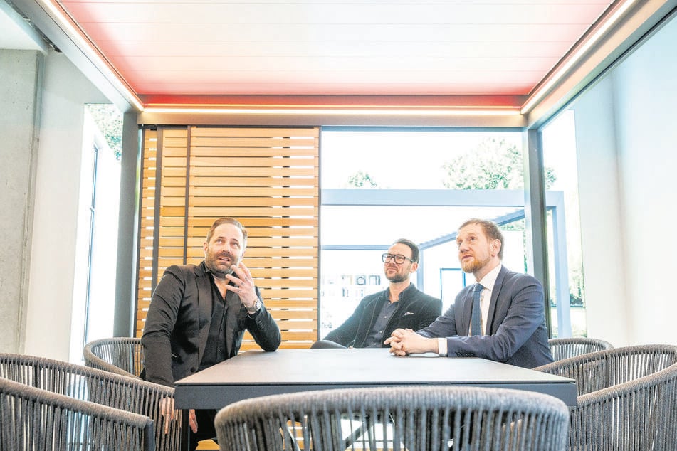 Auch Ministerpräsident Michael Kretschmer (49, CDU, r.) ließ sich von Andre Richter (45, l.) und Hendrik Emmert (37) den "Schatteria"-Showroom an der Schweriner Straße zeigen.