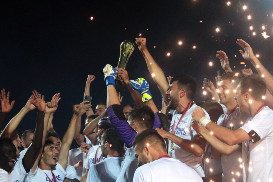 Der FC Noah Yerevan stemmte den armenischen Pokal am Ende dieses denkwürdigen Spiels in den Nachthimmel.