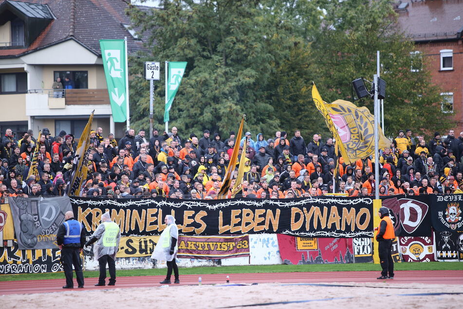 Ein Spruchband als Ansage: Auch in Bayreuth benahmen sich einige Dynamo-Fans mal wieder mächtig daneben.