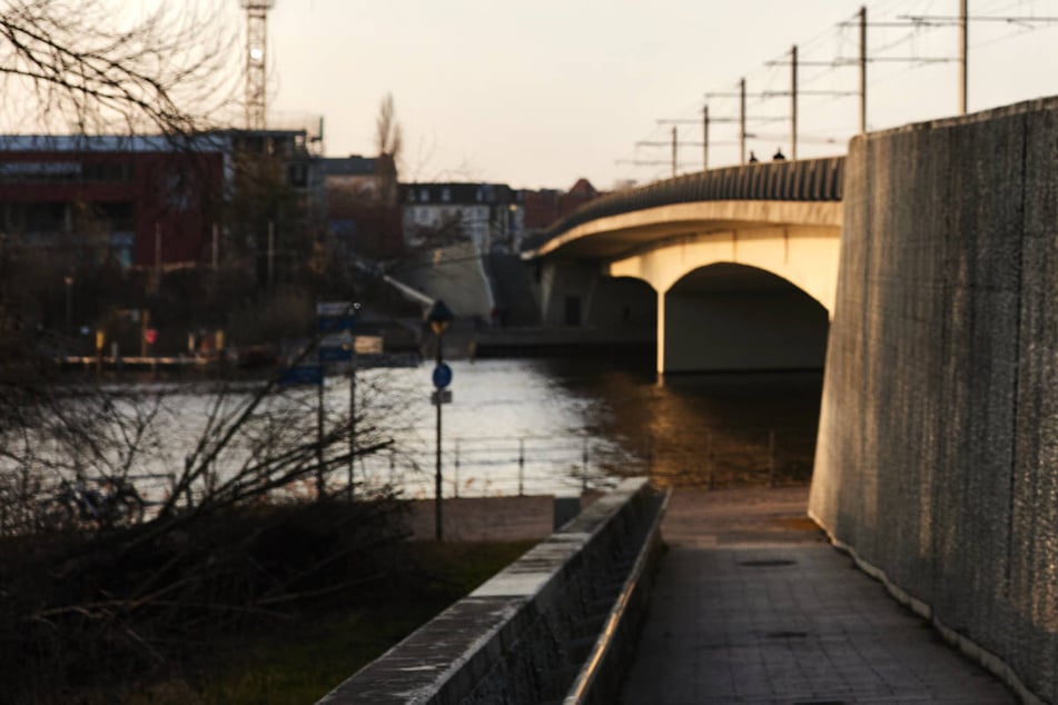 Die 15-Jährige ist in Potsdam von der Humboldtbrücke in die Havel gesprungen. (Archivfoto)