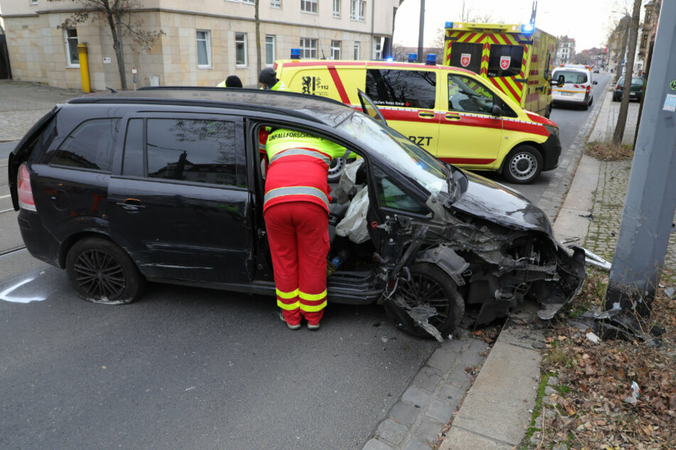 Der schwarze Opel fuhr gegen einen Oberleitungsmast der Straßenbahn. Die Unfallforschung untersucht den Vorgang des Unglücks.