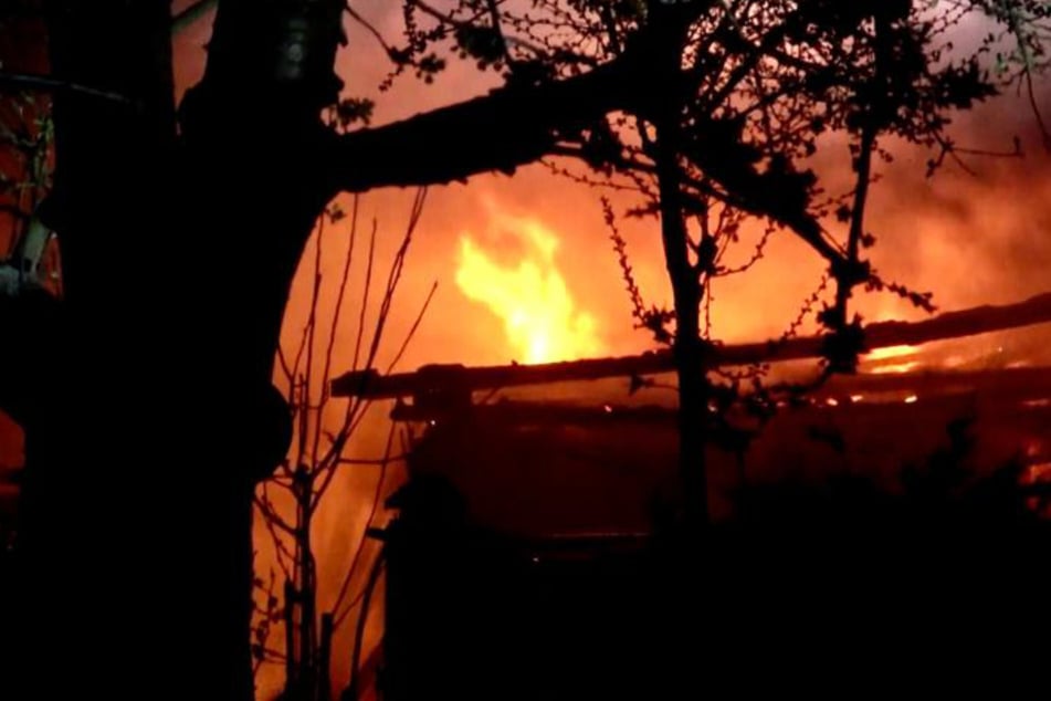 Flammen in Neue Neustadt: Garagenbrand entpuppt sich als Feuer in Laube