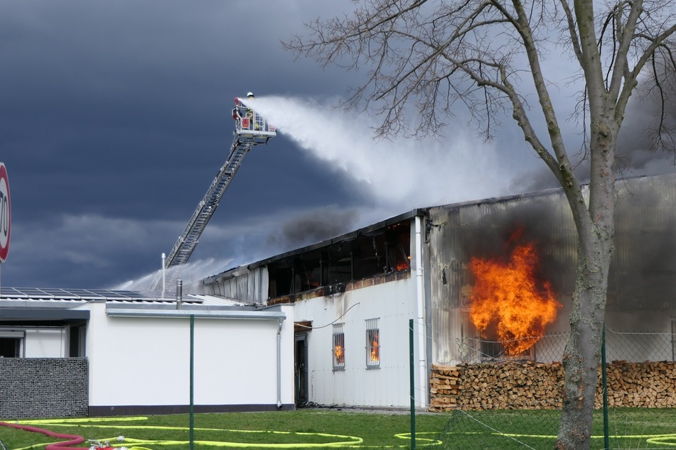 Eine Lagerhalle im Lossataler Ortsteil Lüptitz stand in Flammen.