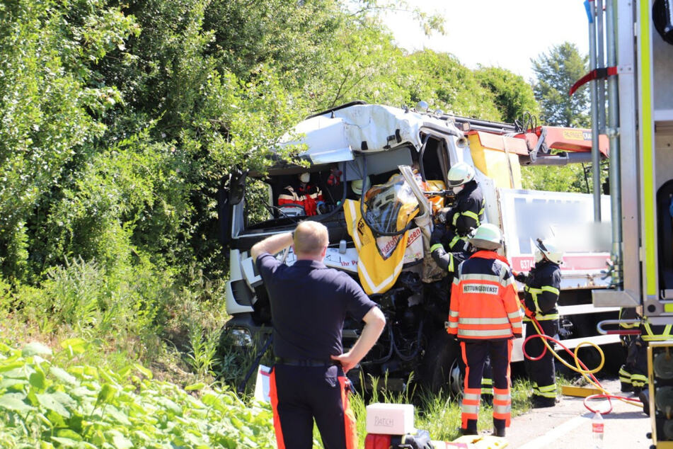 Laster kracht auf A3 in Gefahrgut-Transporter: Fahrer schwer verletzt
