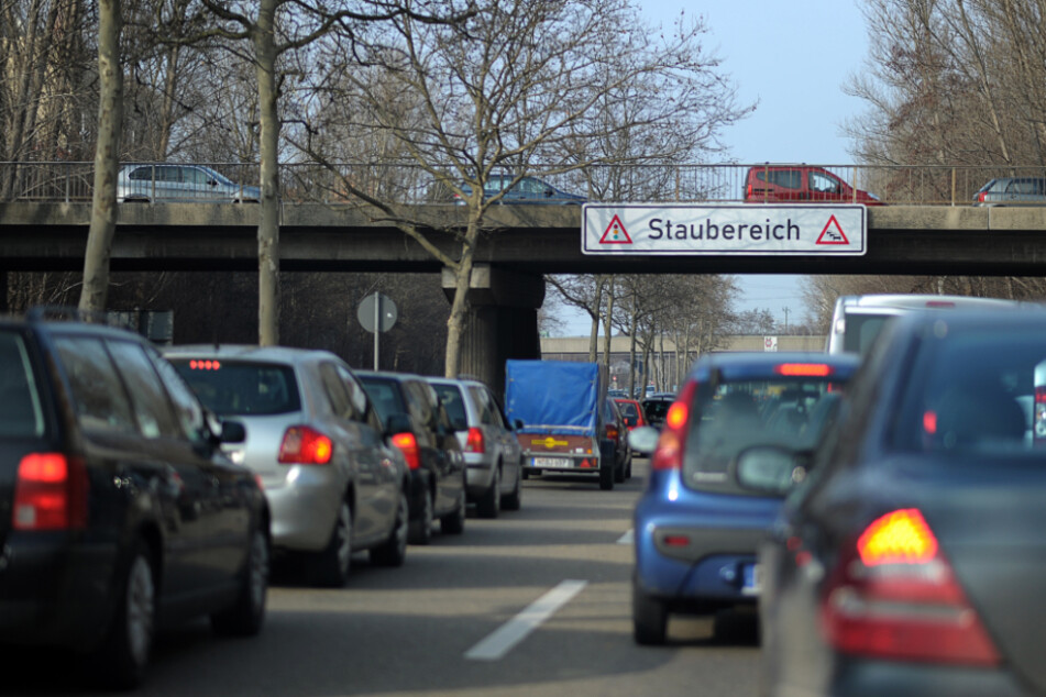 Autos stauen sich auf dem Frankenschnellweg in Nürnberg. (Archiv)