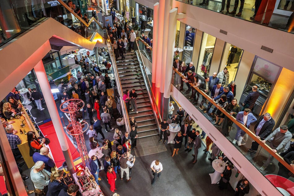 Hunderte Gäste gingen am Mittwoch im Shoppingtempel "QF" auf kulinarische Reise.