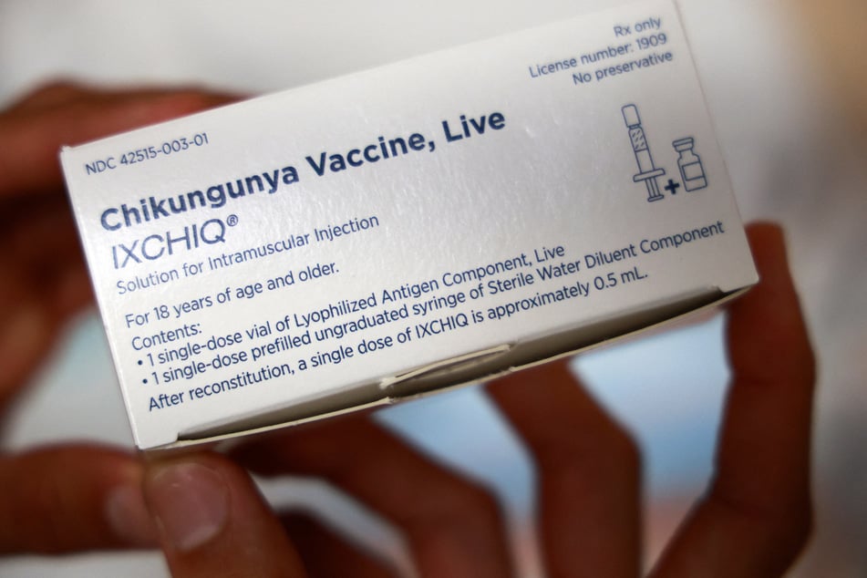 Die Ständige Impfkommission (STIKO) empfiehlt jedem, der in eine Region reist, in der das Chikungunya verbreitet ist, eine Impfung. Bis jetzt wurden zwei Impfstoffe gegen das Virus zugelassen: der Totimpfstoff Vimkunya und der Lebendimpfstoff Ixchiq.