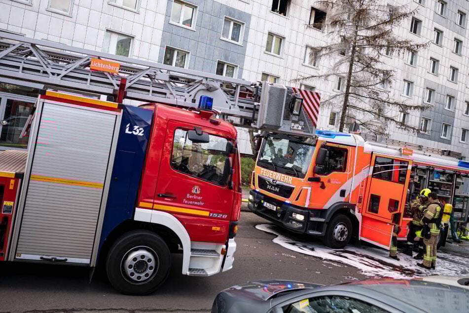 Zur Rettung der Mieter hat die Feuerwehr auch eine Drehleiter zum Einsatz gebracht.