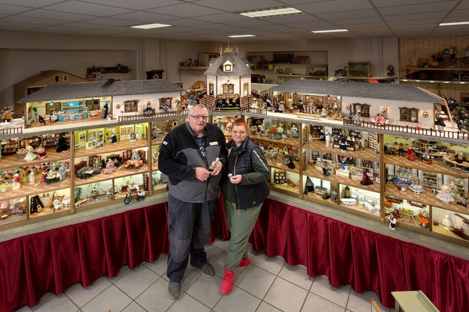 5,40 m lang, 2,85 m hoch: Die Schöpfer des weltgrößten Einkaufstempels für Puppen wirken vor ihrem Kunstwerk wie "Gulliver im Land der Liliputaner".