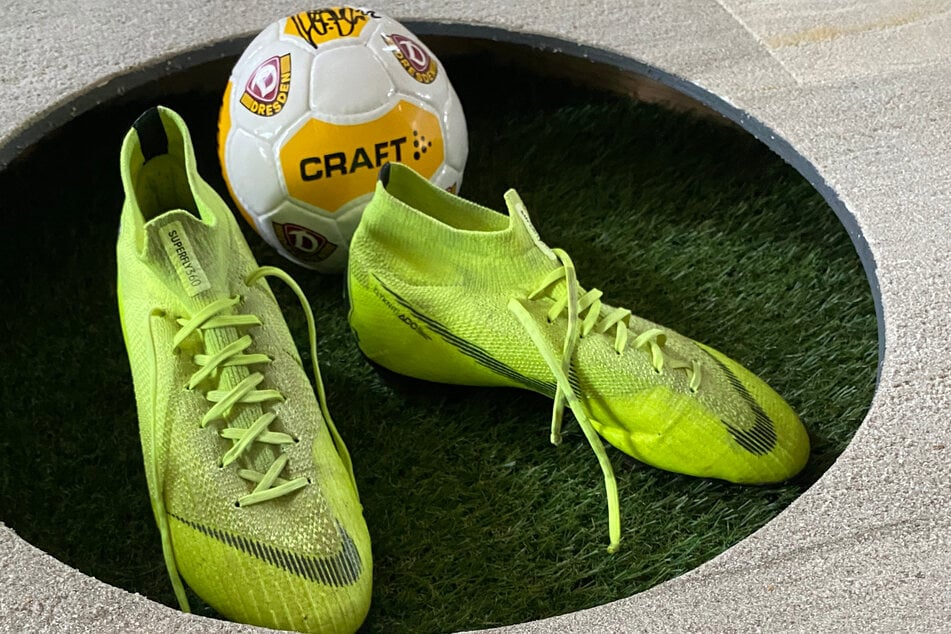 Diese Schuhe von Niklas Kreuzer sollen ordentlich Kohle für die Initiative "Lacrima" einbringen.