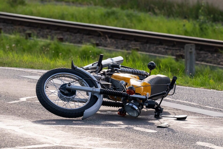 Der Mopedfahrer wurde bei dem Crash glücklicherweise nur leicht verletzt.