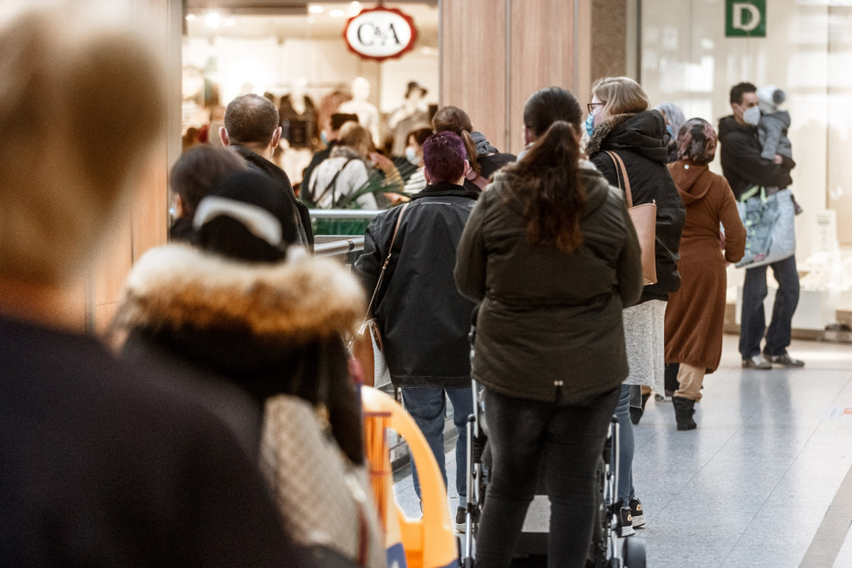 Noch Anfang März standen die Menschen im Herold-Center in Norderstedt Schlange vor einem Laden. Nun müssen sie dazu einen Termin vereinbaren.