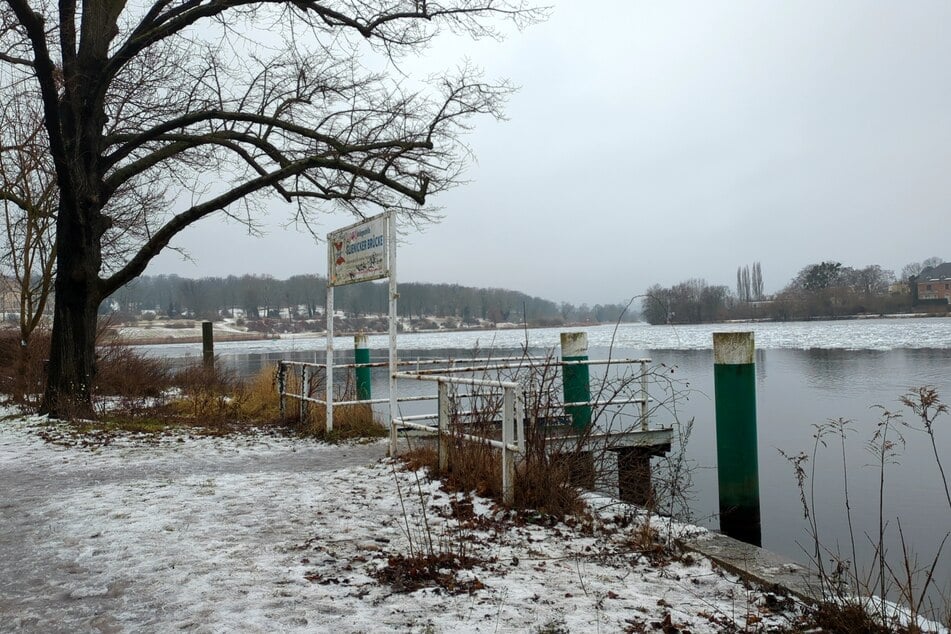 An der Glienicker Brücke wurde die leblose Person aus dem Wasser geborgen.