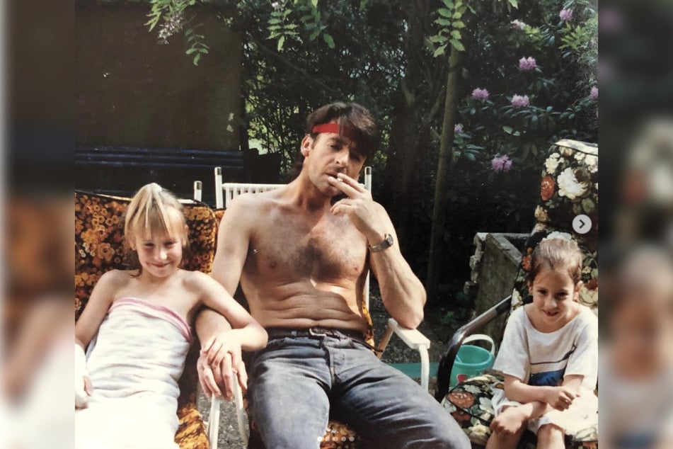 Sarah Connor (l.) mit ihrem Vater Michael Lewe und Schwester Anna-Maria. Der Gips ist deutlich erkennbar.