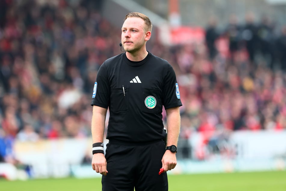 Schiedsrichter Lars Erbst (31) vom FC Gerlingen pfeift das Spiel heute.