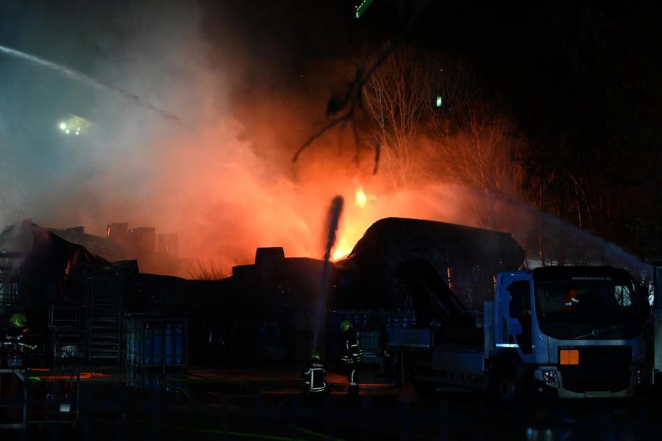 Die Feuerwehr ist mit einem Großaufgebot vor Ort und versucht die brennende Lagerhalle in Babelsberg zu löschen.
