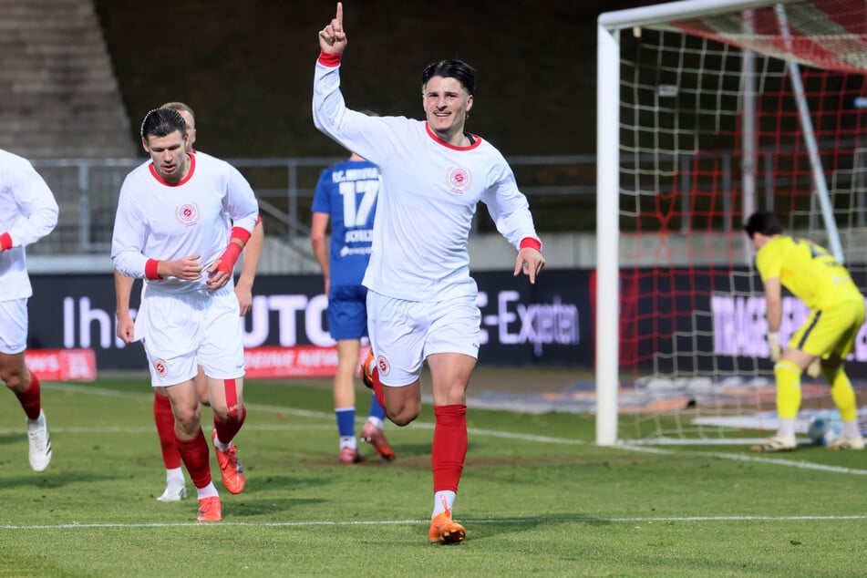 Nach einem Eckball stand Veron Dobruna (2. v.r.) goldrichtig und traf zur 1:0-Führung für Zwickau, was gleichzeitig auch der Endstand war.