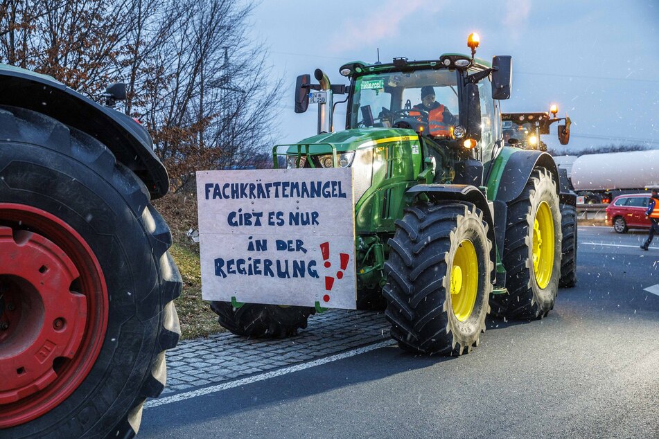 Viele Bauern haben ihren Traktor mit Plakaten geschmückt.
