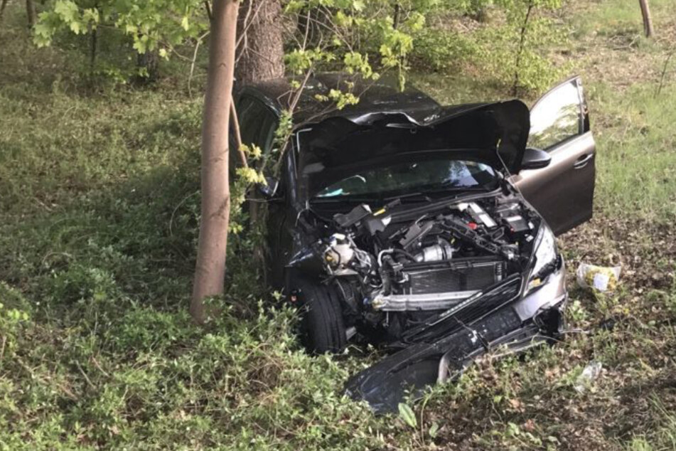 Das Auto der 20-jährigen Fahrerin wurde in den Straßengraben geschleudert.