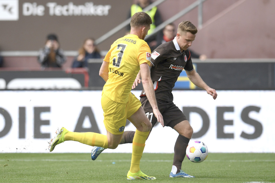 Johannes Eggestein (25, r.) und der FC St. Pauli taten sich gegen die SV Elversberg extrem schwer.