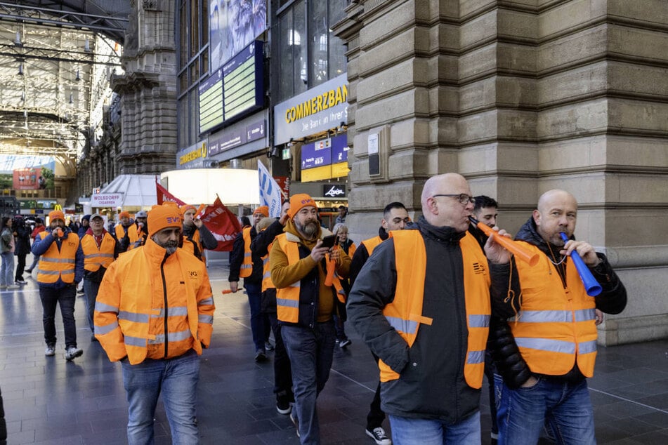 Streikende laufen am gestrigen Montag durch den Hauptbahnhof in Frankfurt.