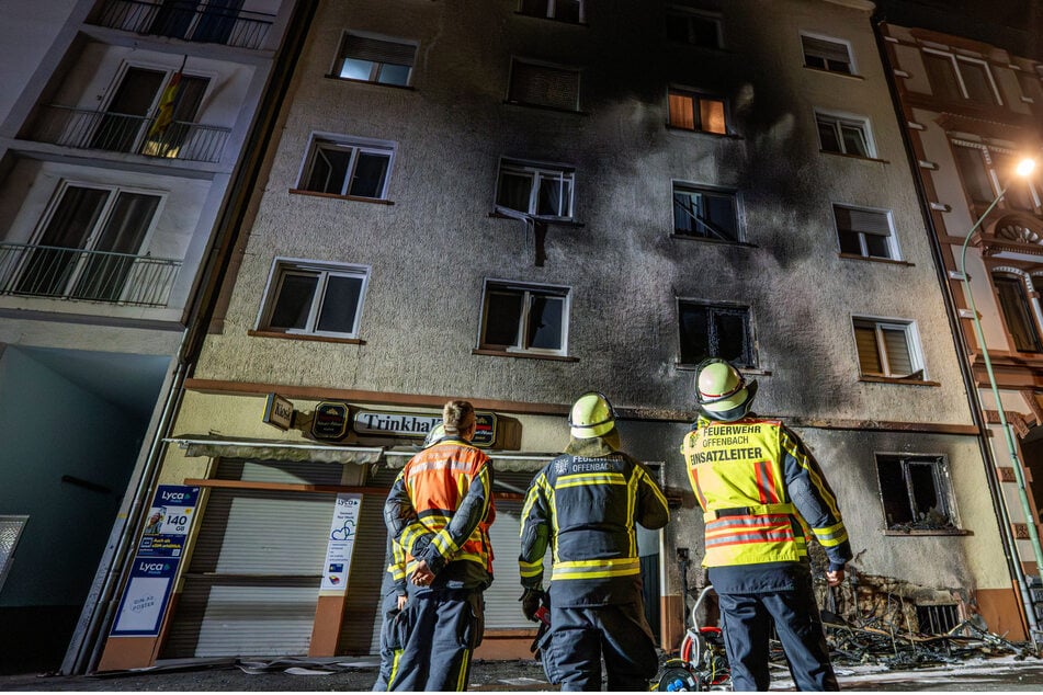 Das Feuer hatte von dem brennenden Sperrmüll auf die Fassade des Mehrfamilienhauses übergegriffen.