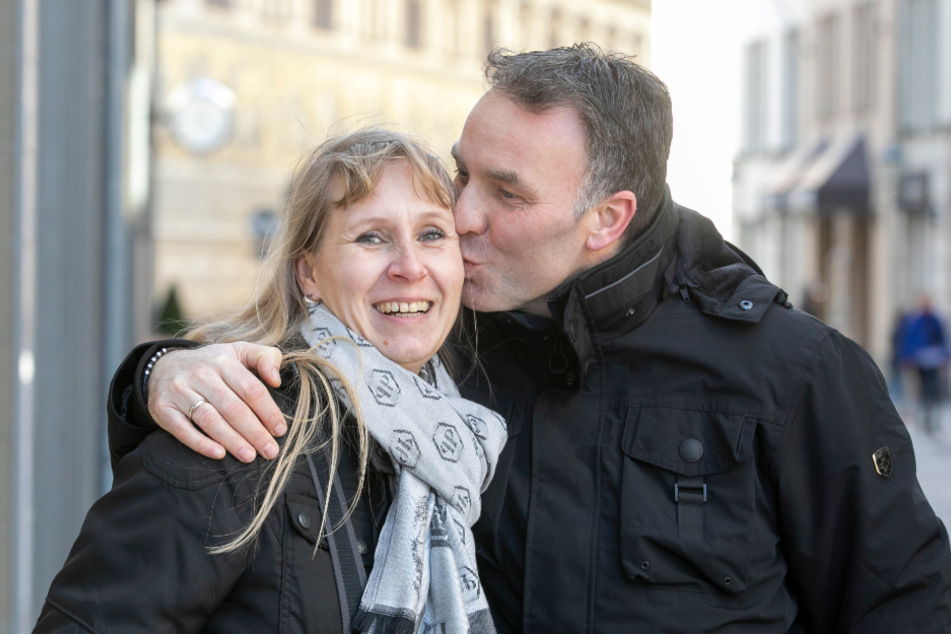 Keine Angst vor Nähe: Die Touristen Jens Schildmann (50) und Gattin Simone (45) genießen den Städtetrip nach Dresden.