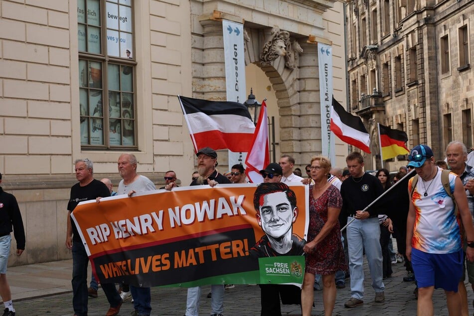 Unter dem Motto "White lives matter!" zogen die Demonstranten durch die Stadt.