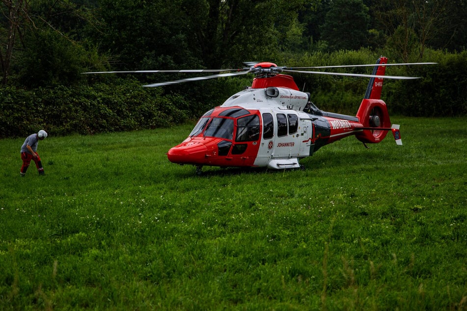 Ein Rettungshubschrauber brachte die schwerstverletzte 33-Jährige in eine Kölner Spezialklinik.