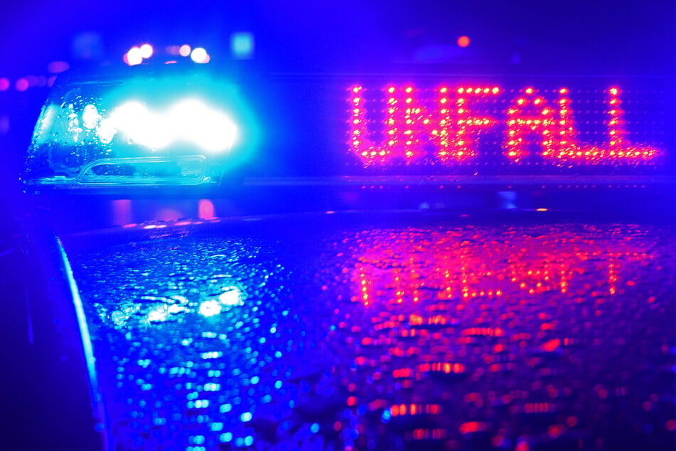 Unfall A4: Heftiger Unfall auf A4: Lastwagen fährt 30 Meter über Leitplanke, erst Betonwand kann ihn stoppen