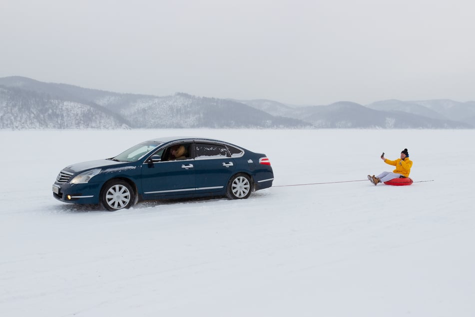 Das Trio hatte die Idee, den Schlitten ans Auto zu hängen - mit fatalen Folgen. (Symbolfoto)