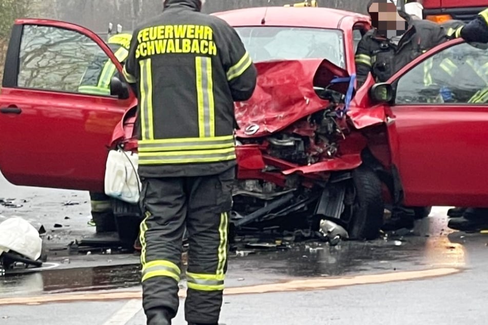 Tödlicher Zusammenstoß auf der L3014 bei Sulzbach: Feuerwehrkräfte aus dem nahe liegenden Schwalbach sicherten die Unfallstelle.