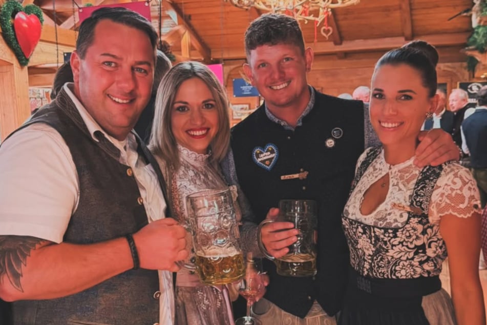 Noch vor knapp einer Woche ließen es sich der Gastronom Manuel Aster (l.) und Thomas Morgenstern (2. v. r., 39) auf dem Oktoberfest gut gehen.