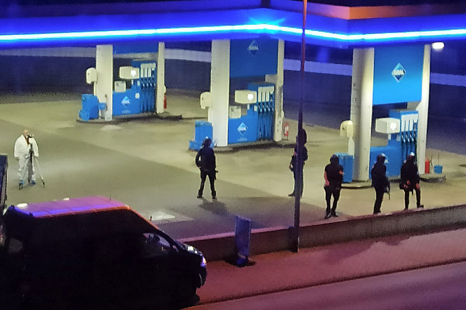 Ein Angestellter der Tankstelle ist in Idar-Oberstein in Rheinland-Pfalz von einem mit einer Pistole bewaffneten Mann erschossen worden.