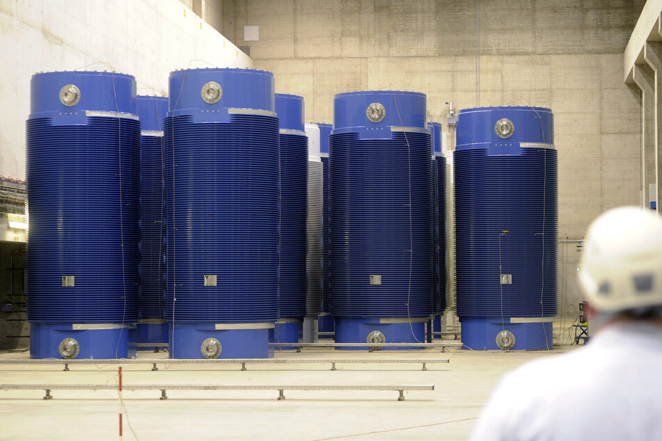 Das Foto zeigt das mit 34 Castor-Behältern gefüllte Zwischenlager für Atommüll am Kernkraftwerk.