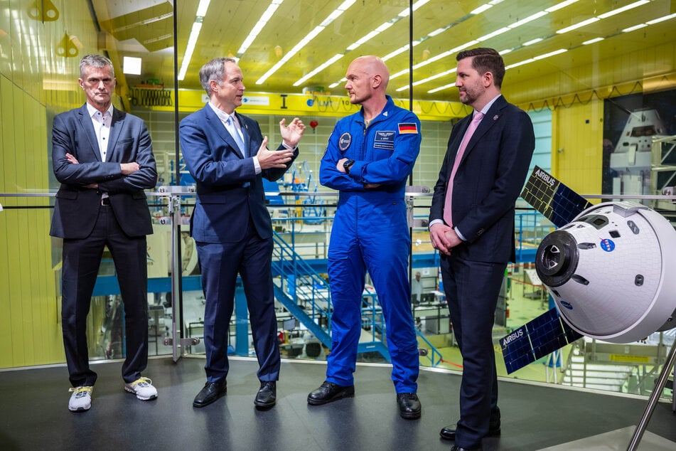 Ralf Zimmermann (de izquierda a derecha), jefe de Space Exploration en Airbus, Daniel Neuenschwander, director de exploración tripulada y robótica en la ESA, Alexander Gerst, astronauta de la ESA, y Jan‑Henrik Horstmann, líder del equipo ESM en la ESA, están en la fábrica de Airbus en Bremen.