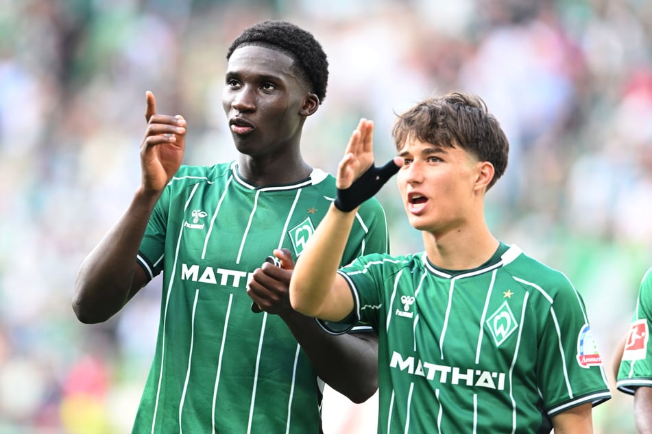 Werder Bremens Karim Coulibaly (18, l.), hier gemeinsam mit Patrice Čović (18), steht auf dem Einkaufszettel von Eintracht Frankfurt.