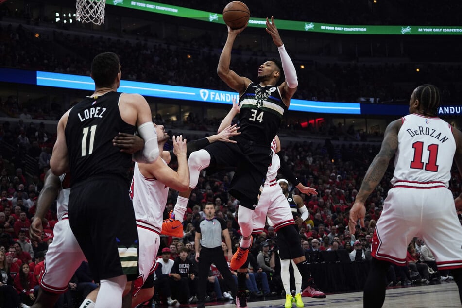 Giannis Antetokounmpo goes up to score against the Bulls.