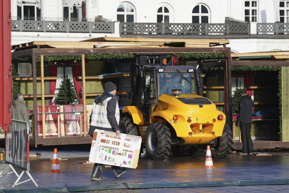 Endlich wieder Weihnachtsmarkt! Aufbau vor Hamburger Rathaus beginnt