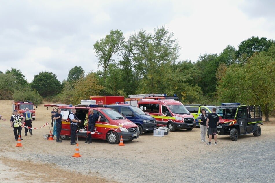 Feuerwehr, DLRG und Tierrettung waren am Rotter See im Einsatz und bargen mehrere tote Wasservögel.