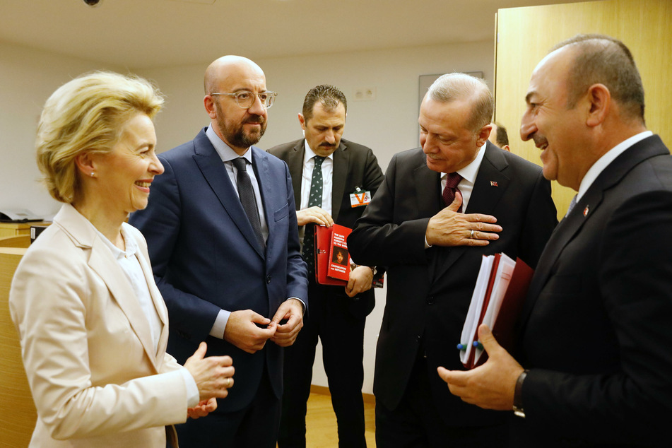 Ursula von der Leyen und Charles Michel (2.v.l.), Präsident des Europäischen Rates, trafen sich bereits im März 2020 mit Recep Tayyip Erdoğan (2.v.r.)