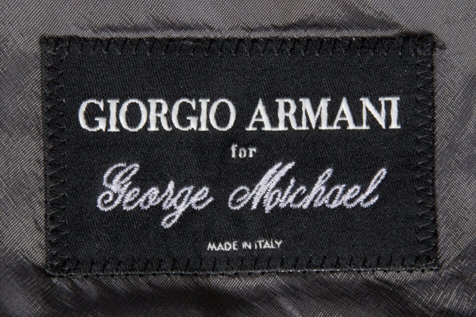 Sowohl Jacke als auch Hose haben ein Etikett mit der Aufschrift "Giorgio Armani for George Michael Made in Italy".