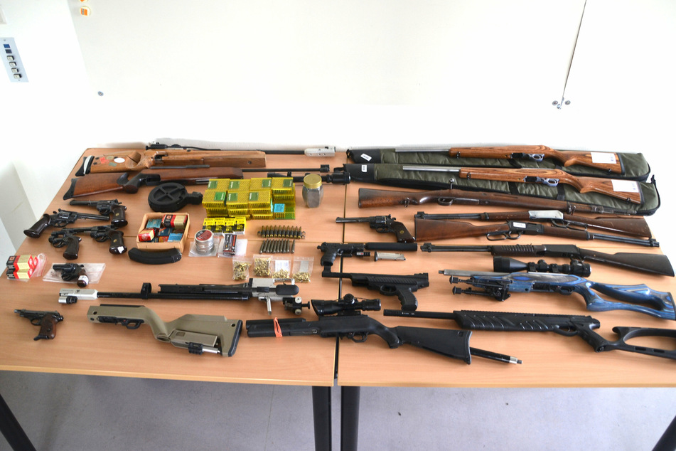 Zahlreiche Waffen und Munition bei Hausdurchsuchung gefunden