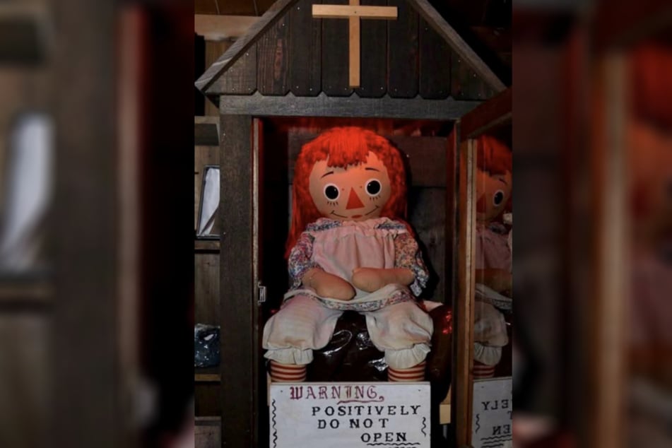 Die Annabelle-Puppe wurde in einem speziellen Kasten ausgestellt, der mit einem Warnhinweis versehen war.