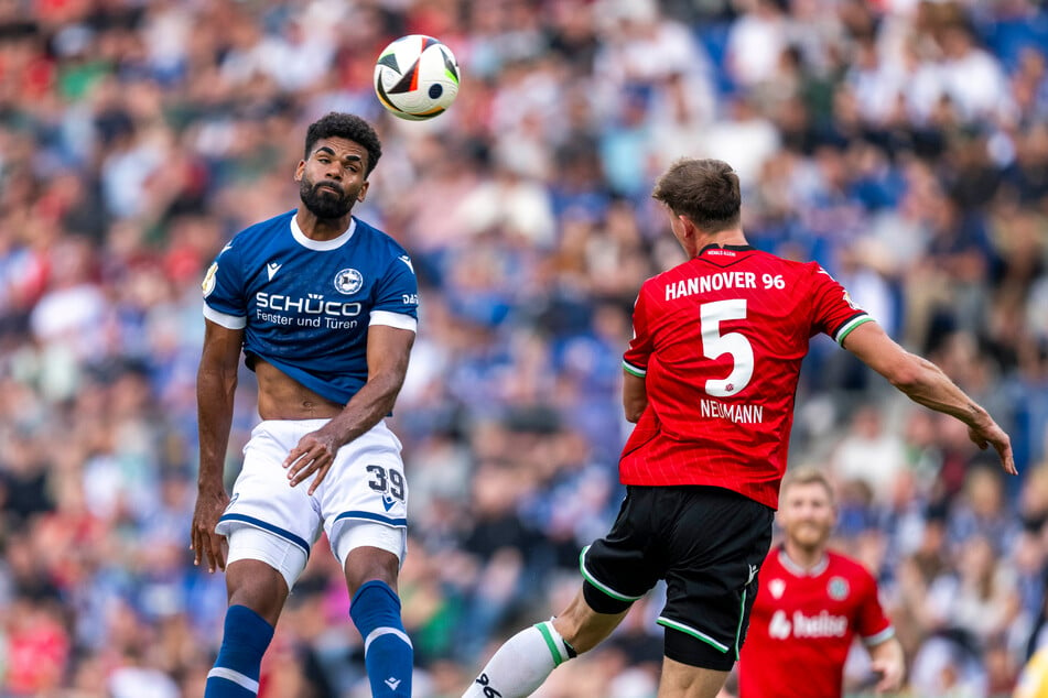 Bielefelds Andre Becker (l.) und Hannover-Akteur Phil Neumann schenken sich im Kopfballduell nichts.