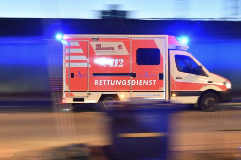 Der verletzte Autofahrer wurde in ein Krankenhaus gebracht. (Symbolfoto)